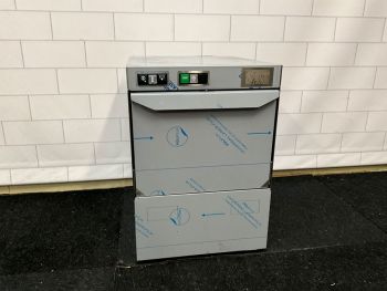 Glazenspoeler voorzien van afvoerpomp en zeepdoseerpomp